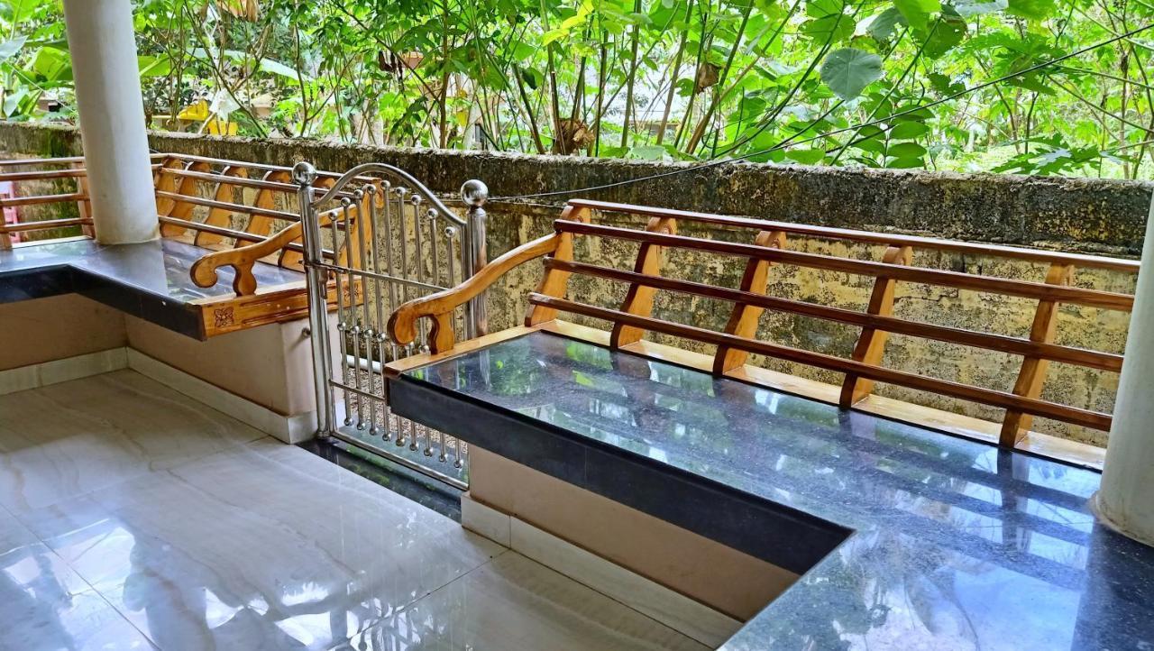 Hotel Gypsy Walker Varkala Esterno foto